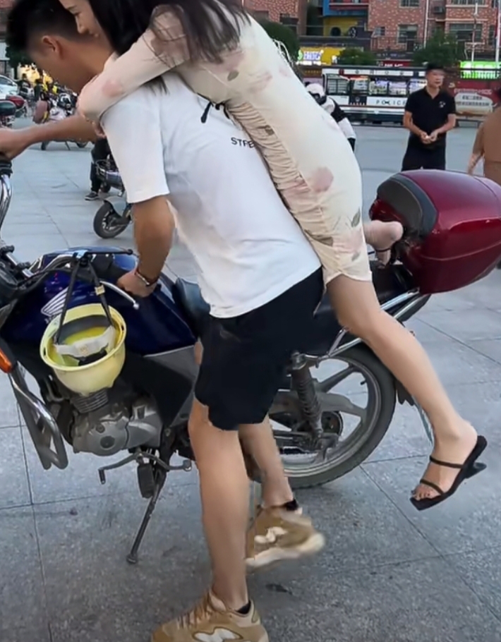 女生越喊疼男生越往里寨的免费服务现象-第1张图片