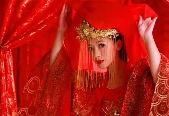 新婚夜被五个伴郎强H的故事-第2张图片