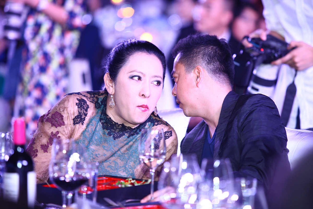 杨幂被挠脚心事件引发热议-第2张图片