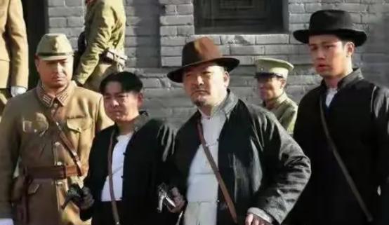 黑人的尺寸与强行害怕、痛哭