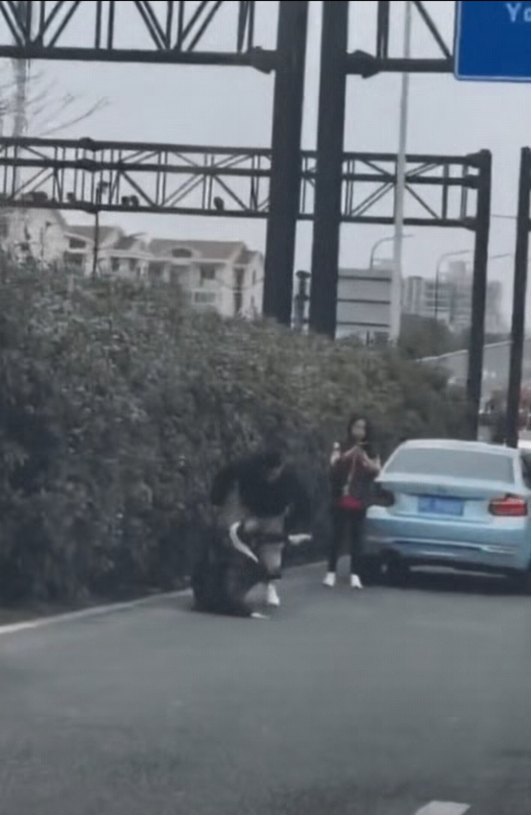 在车里遭遇八次高撞