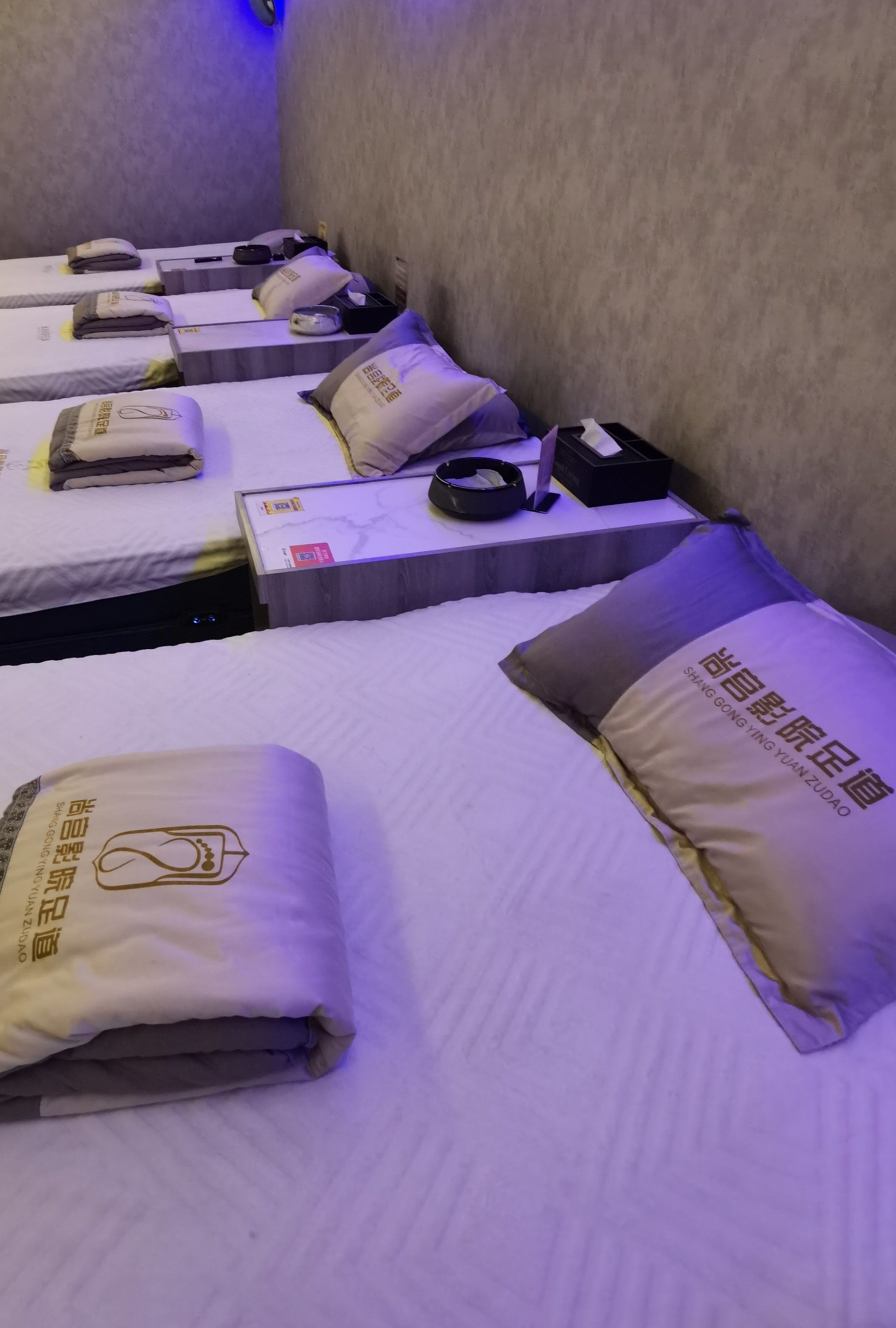 深夜学生特殊的按摩精油