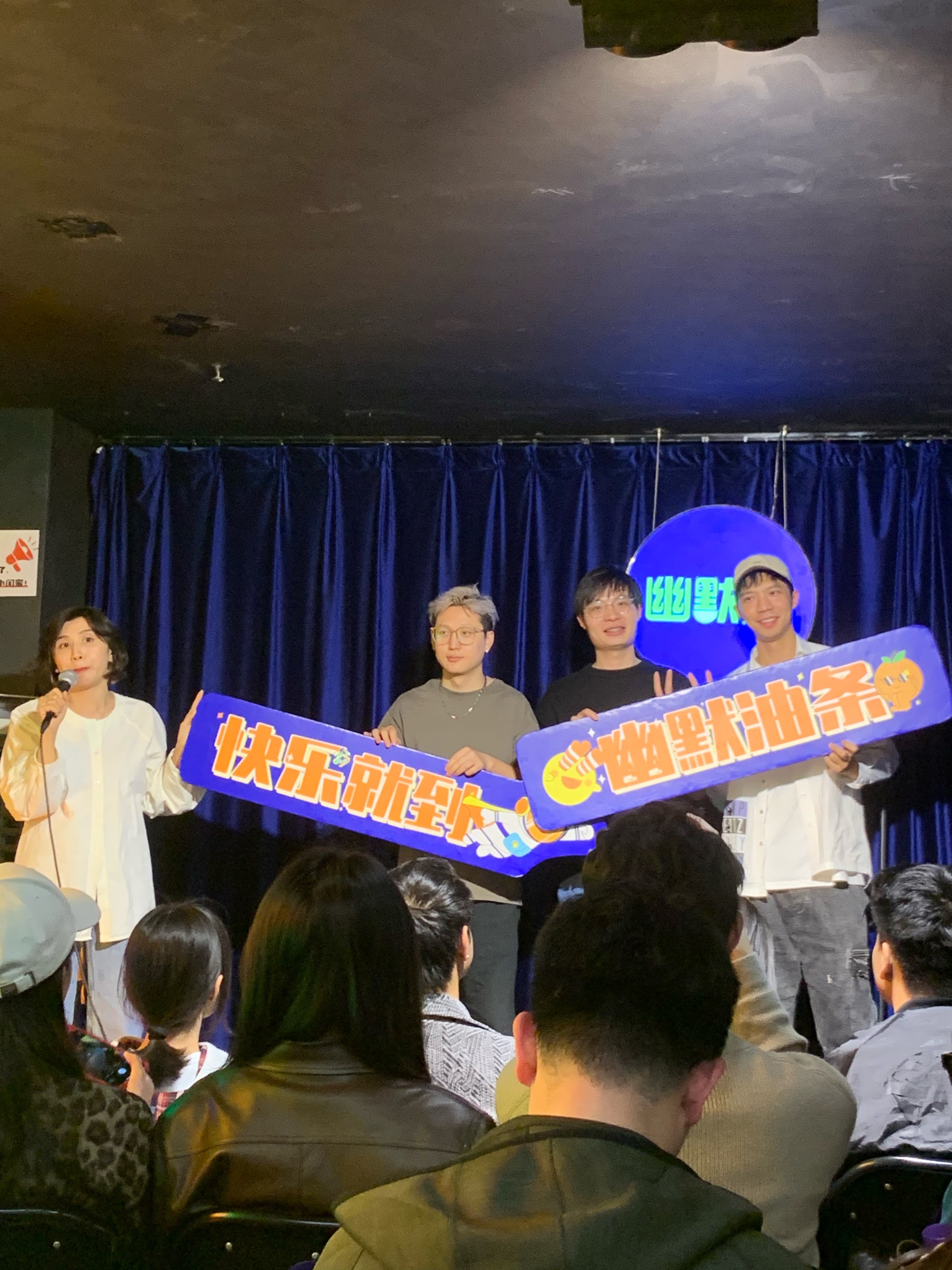 一男一女在房间里打扑克是什么梗一男一女在房间里打扑克，是一种流行的网络梗。这个梗源于社交媒体上的短视频或直播，描述了一男一女在房间内进行扑克牌游戏的情景。这种游戏通常具有轻松、幽默的氛围，吸引了众多网友的关注和参与。