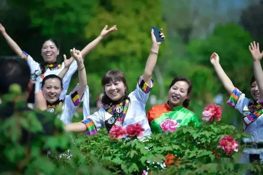 公园小树中老年交易图片公园小树中老年交易图片