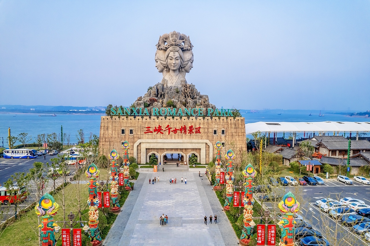 亭亭玉立四月天月色阑珊处情已晚激情与情色，交织的情感之旅