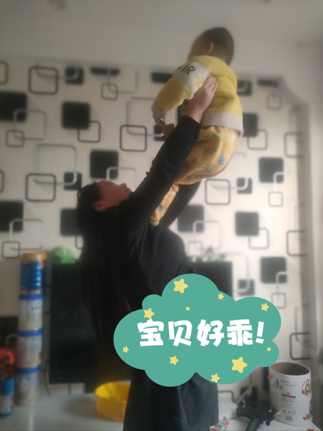 宝宝把腿抬起来靠墙上H宝宝抬腿靠墙练习，成长的探索与启示-第1张图片