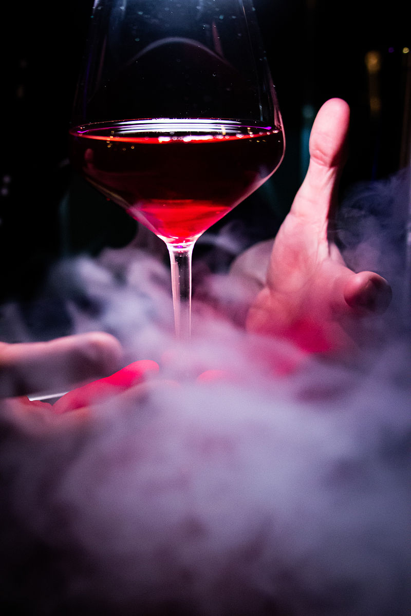 他将红酒慢慢倒入哪里他将红酒慢慢倒入精致的酒杯中，那是一个充满浪漫与优雅的场景。
