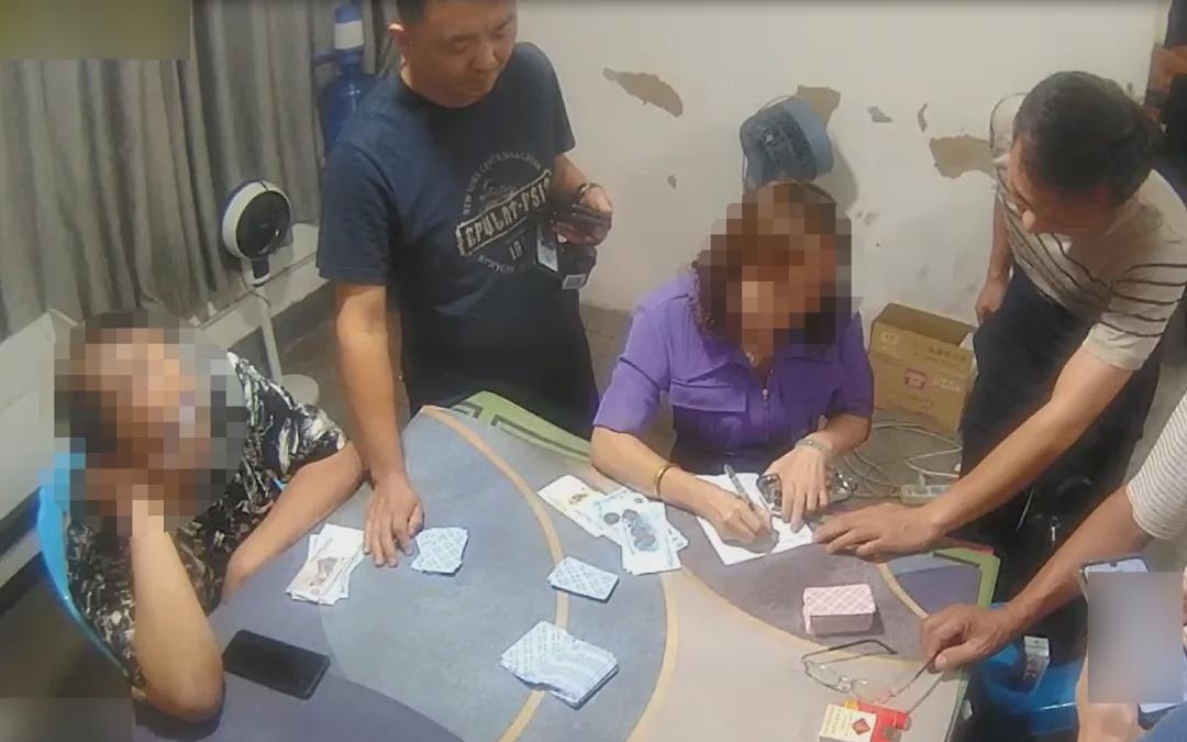 打扑克剧烈运动的视频不盖被子激烈打扑克，运动与不盖被子-第2张图片