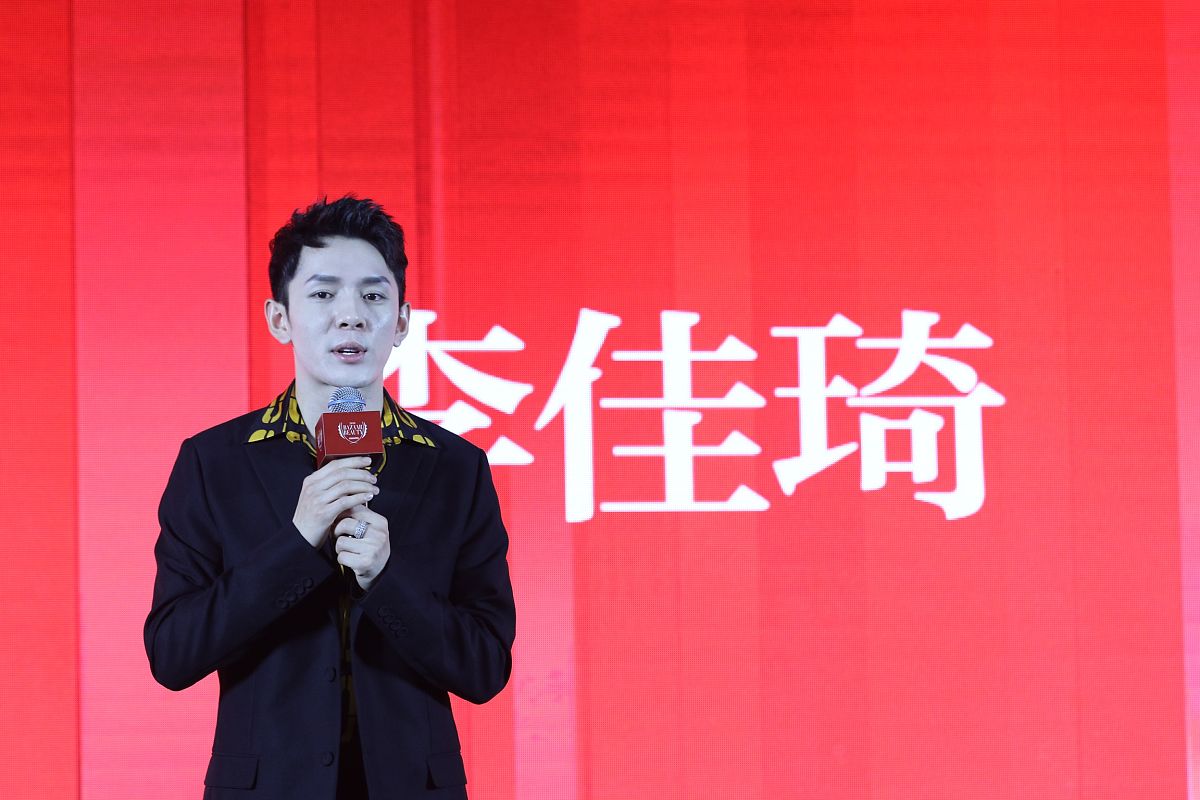 李佳琦直播说漏嘴是真的吗李佳琦直播说漏嘴，直播中的小失误与启示