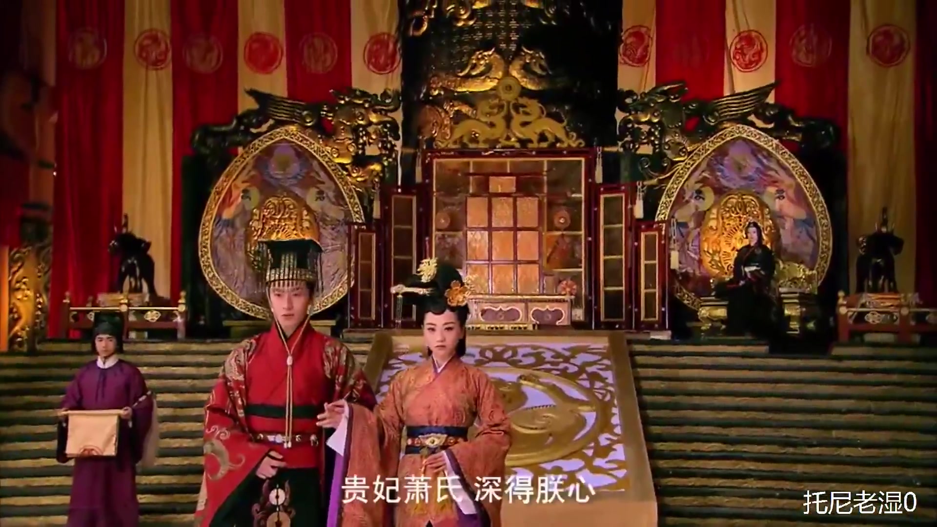 群臣在朝堂上玩太后