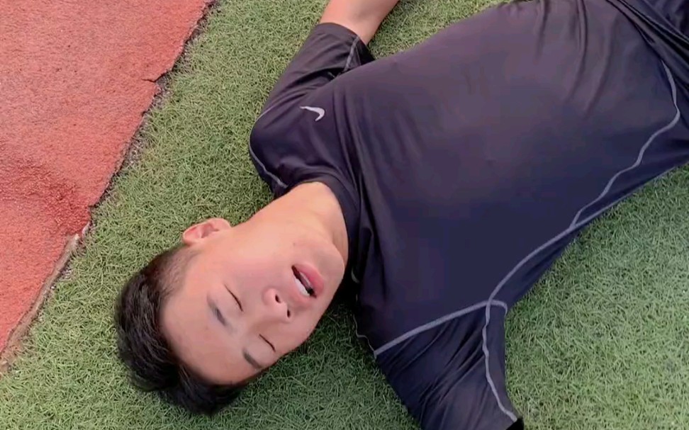 体育生跪地飞机视频在哪看跪下吃他胯下的体育生H