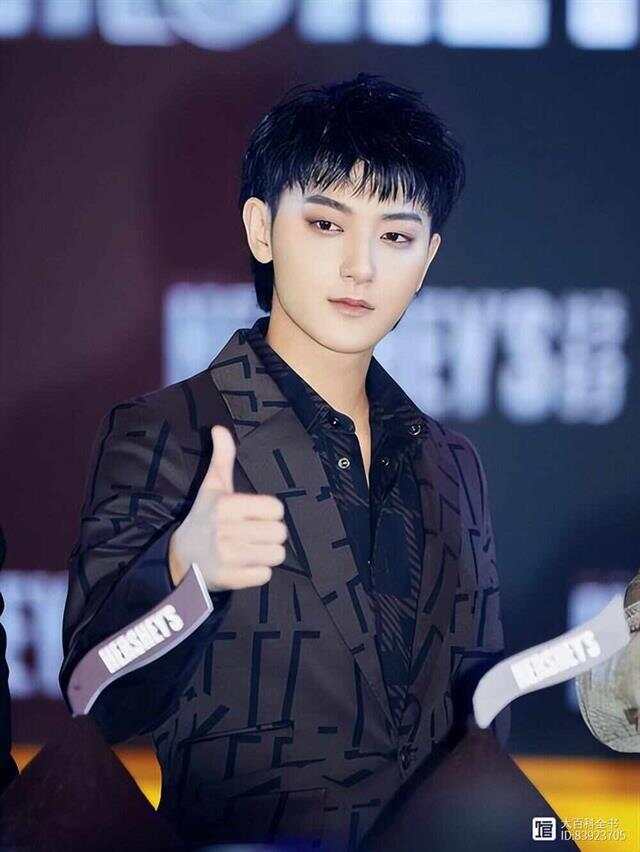 穿越娱乐圈，星光背后的传奇之旅