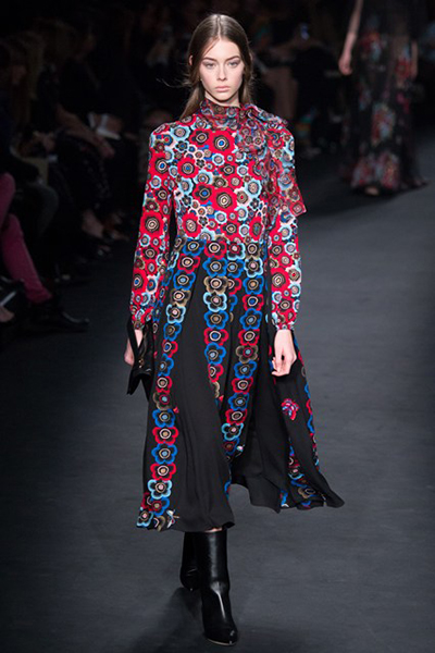 SuzyMenkes点评Suzy Menkes，一位才华横溢的音乐家-第2张图片