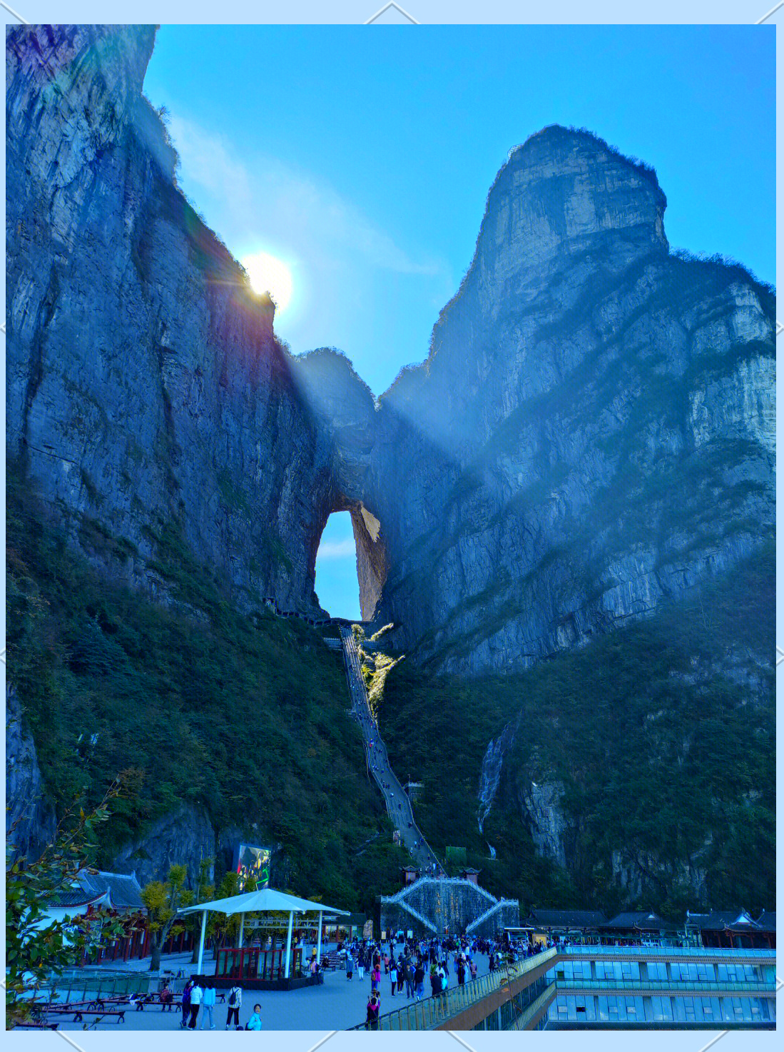 天门山99道弯，神秘之巅的魅力之旅