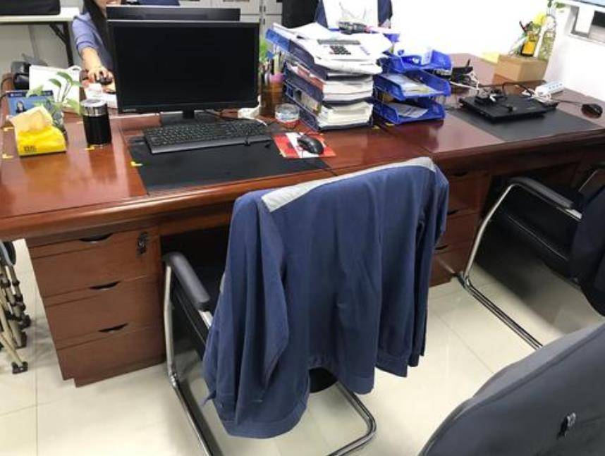 被老师按在办公桌吸奶头被老师按在办公桌吸奶头