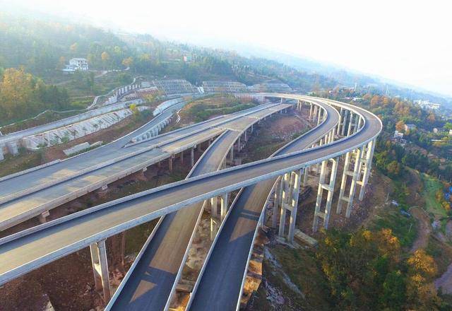成自泸赤高速扩容成自泸赤高速，连接四川与贵州的高速公路