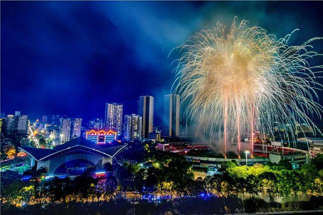 2023年香港今晚特马2023年香港今晚特马，璀璨夜空下的盛事-第2张图片