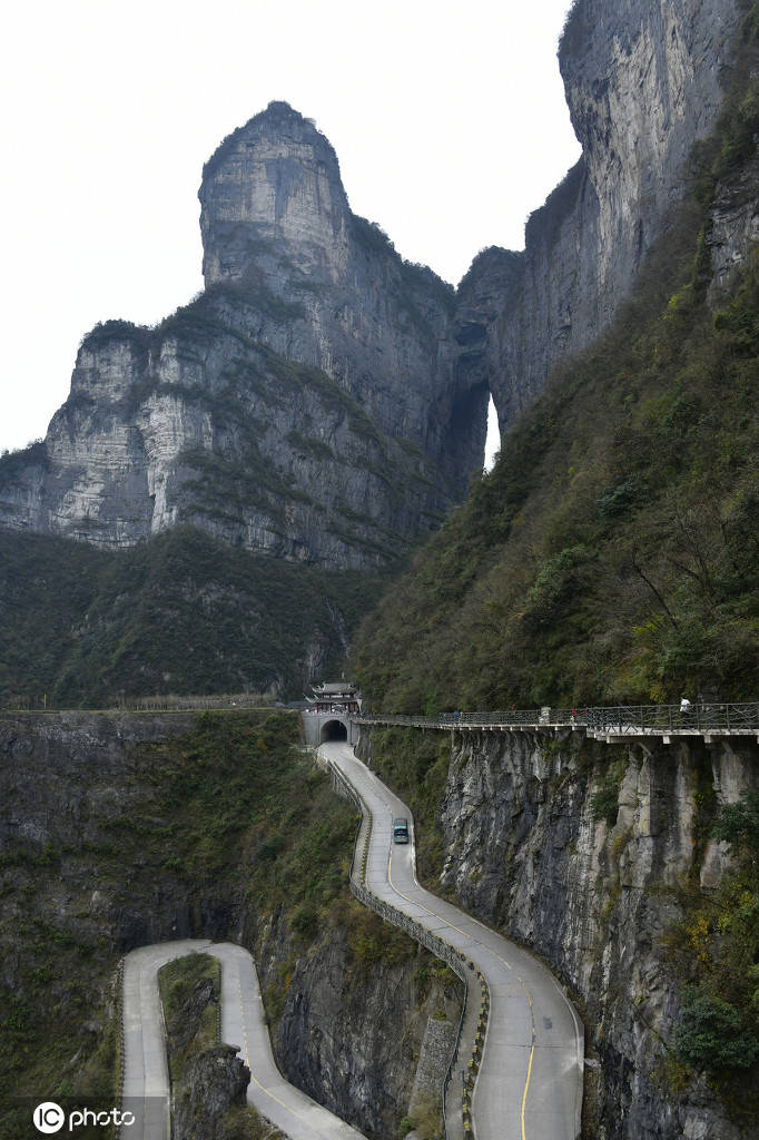 天门山99道弯盘山公路天门山99道弯，自然奇观与历史文化的完美融合-第3张图片