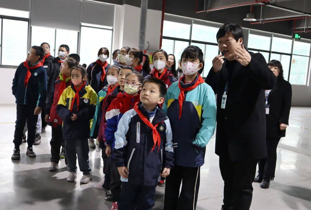 同桌的指尖舞动与专注书写-第2张图片