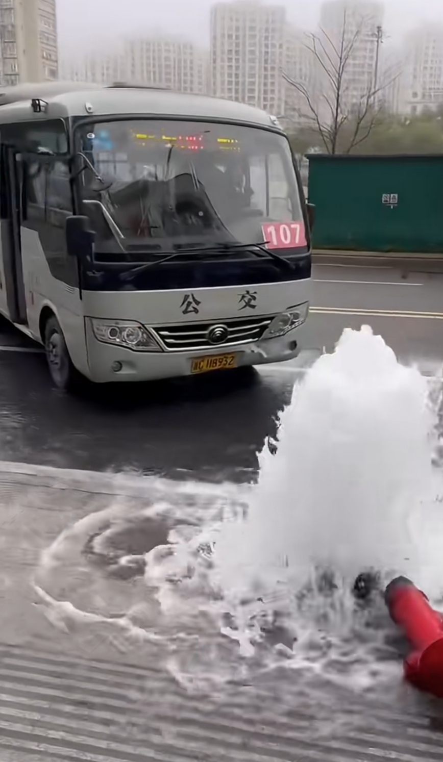 在公交车上撞出了水在公交车上撞出水-第2张图片