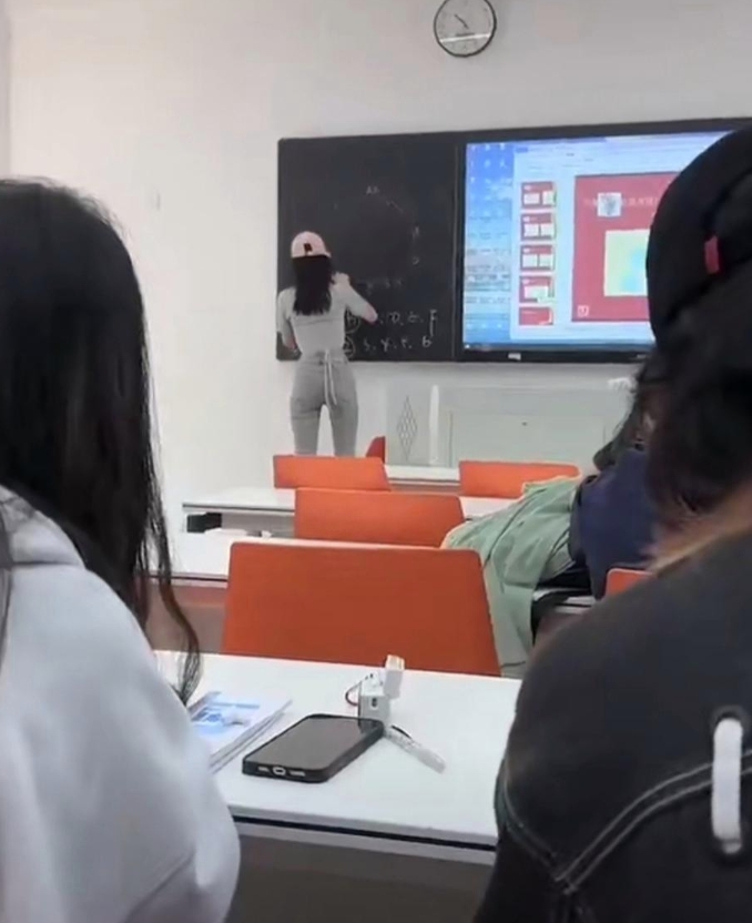 一边上课一边被老师揉一边上课一边被老师揉