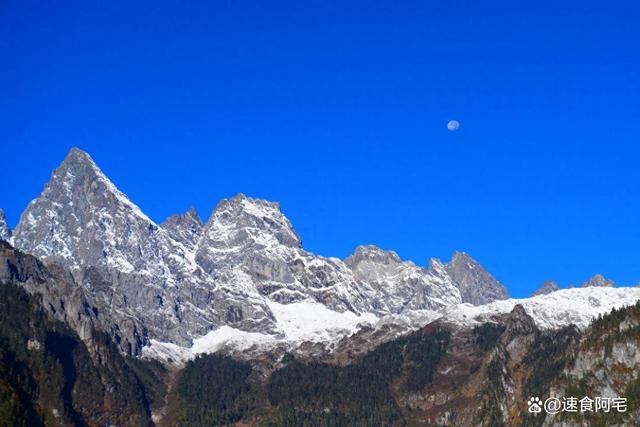 香格里拉在哪香格里拉位于云南省的藏区地区，是云南省内著名的旅游胜地。香格里拉拥有得天独厚的自然风光和人文景观，是一个融合了自然与人文、宗教与文化的地方。