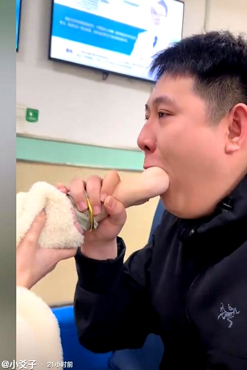 骑在突出的木棒上吃饭骑在突出的木棒上吃饭-第2张图片