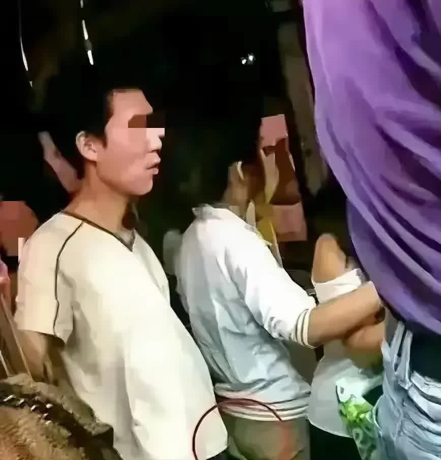 在公交车上公交车上的裙子底下之事-第2张图片