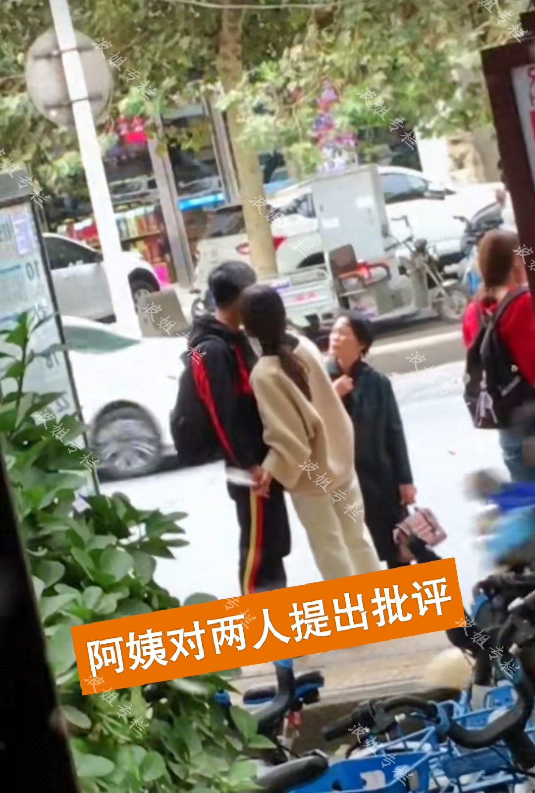 阿姨亲我