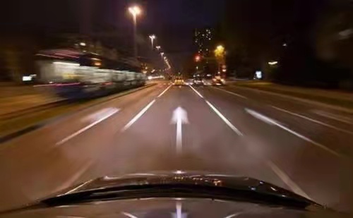 晚上开车又疼又叫的声音欢迎您晚上开车又疼又叫的声音，深夜的温馨与困扰-第1张图片