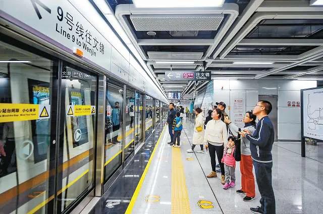 坐地铁车被高C短文坐地铁车遇高C短文