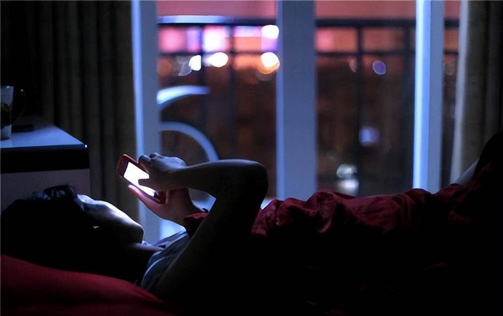 晚上睡不着偷偷看B站晚上睡不着晚上睡不着偷偷看B站-第2张图片