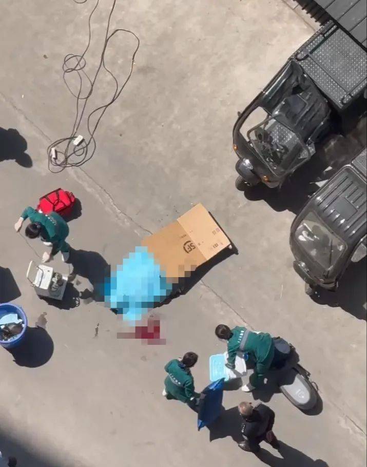 年轻快递员侵犯美丽人妻年轻快递员侵犯美丽人妻-第2张图片