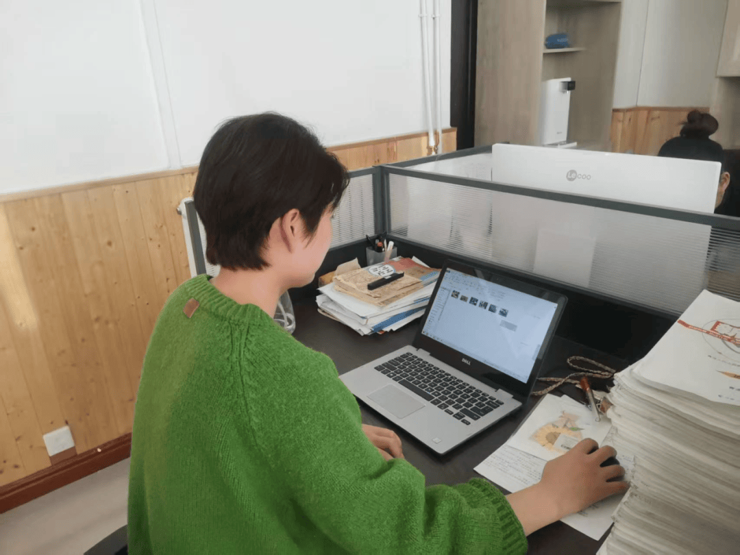 师生们湖南高校女生和教授师生情深，共筑教育梦-第1张图片