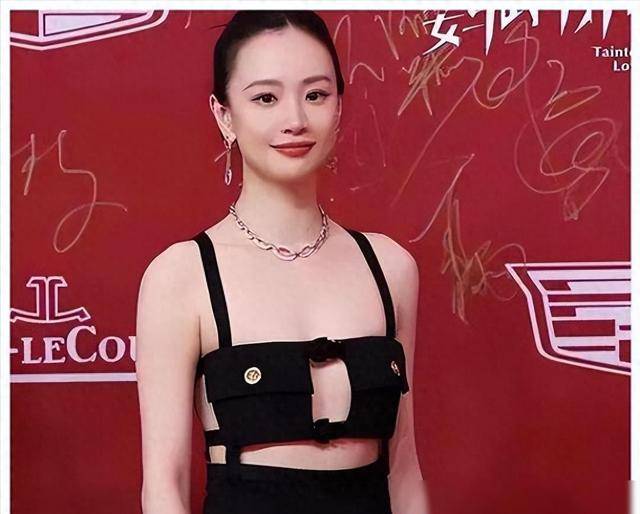 不穿胸罩的美女不穿胸罩的美女
