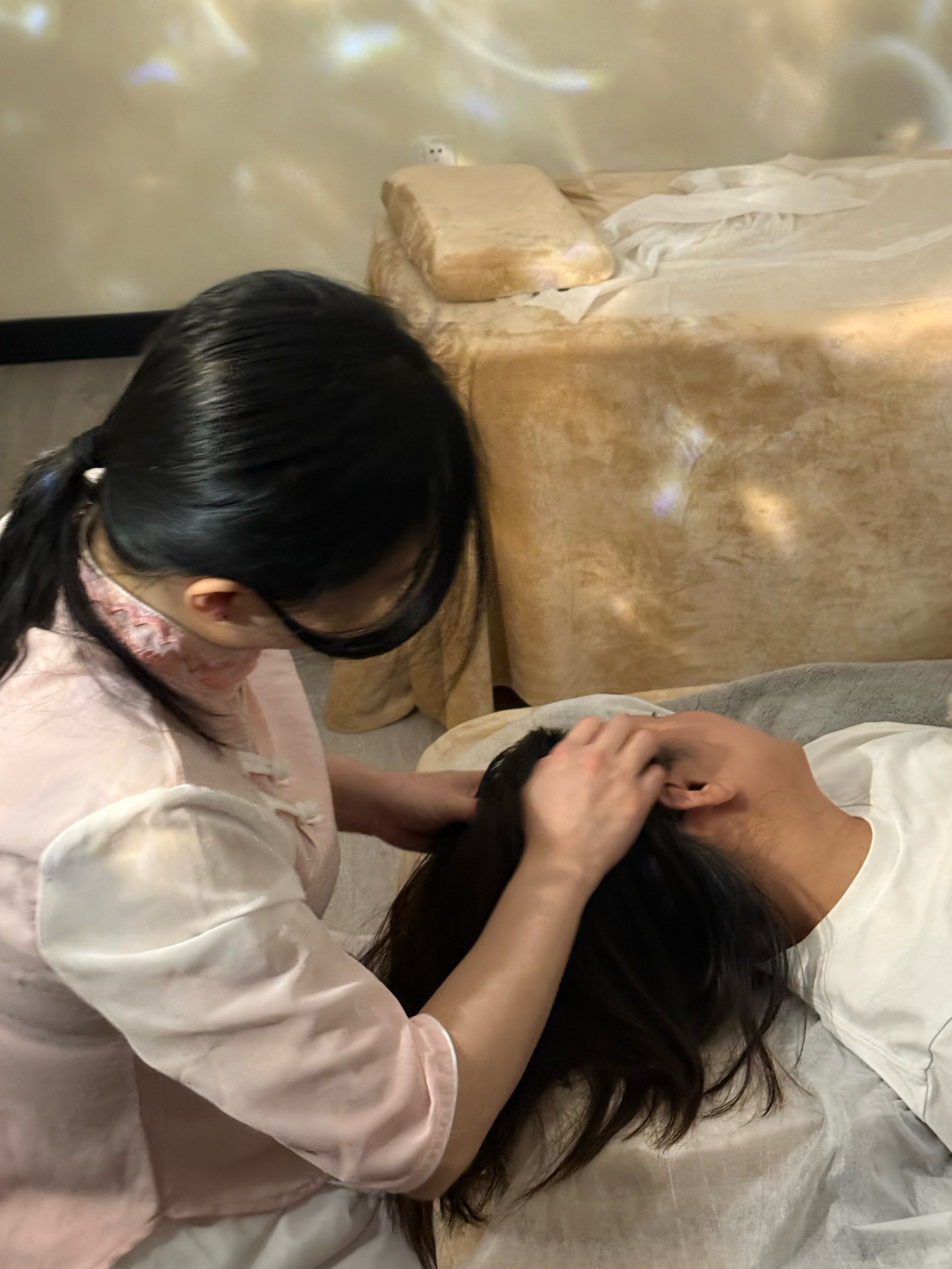 按摩师舌头深入，我享受的舒适体验