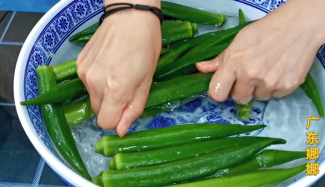 秋葵视频黄女人的加油站秋葵视频中的黄女人加油站——女性的力量与魅力-第2张图片