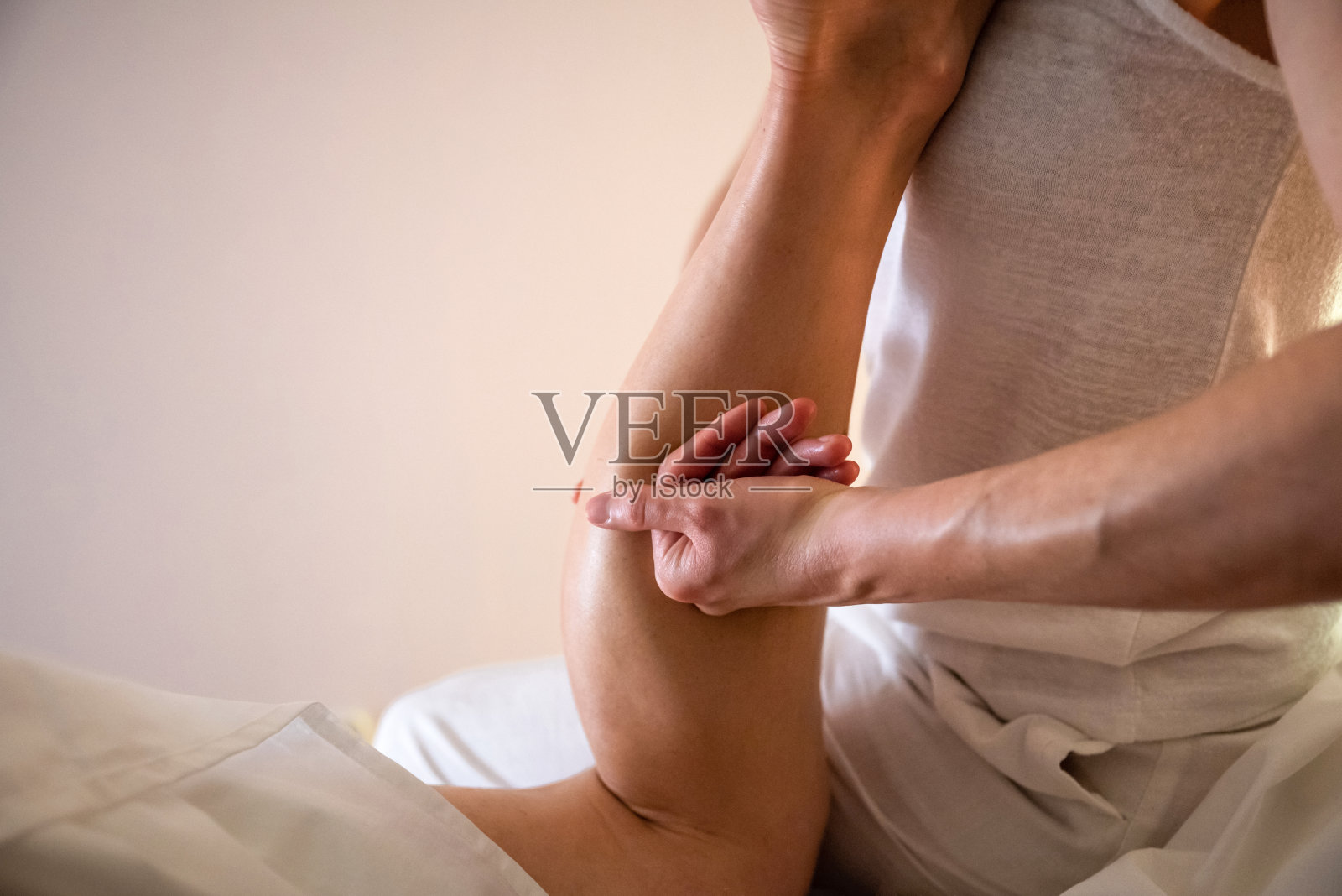 按摩师坐在两腿中间按摩按摩师坐在两腿中间