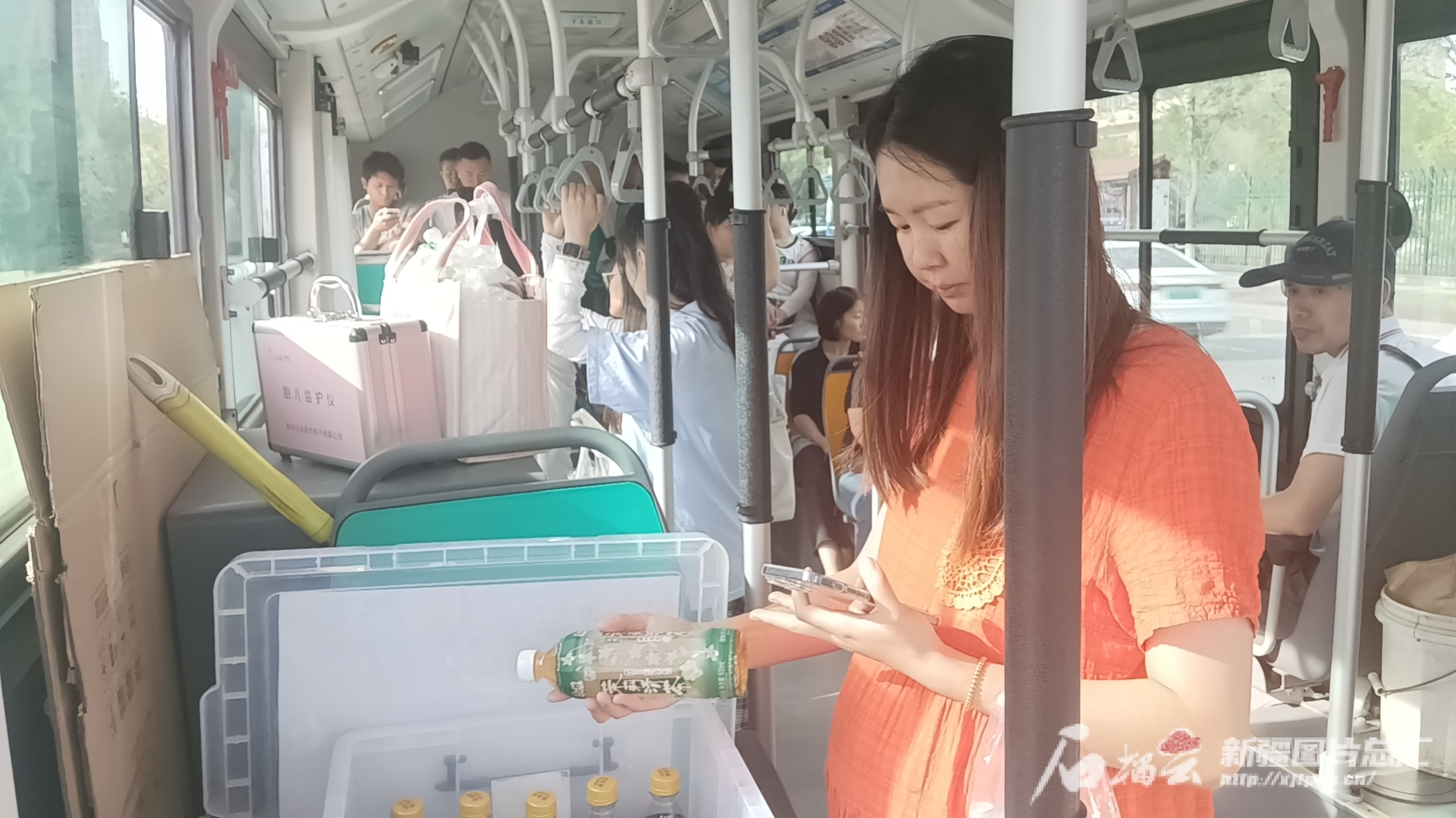 公交车上荫蒂添的好舒服