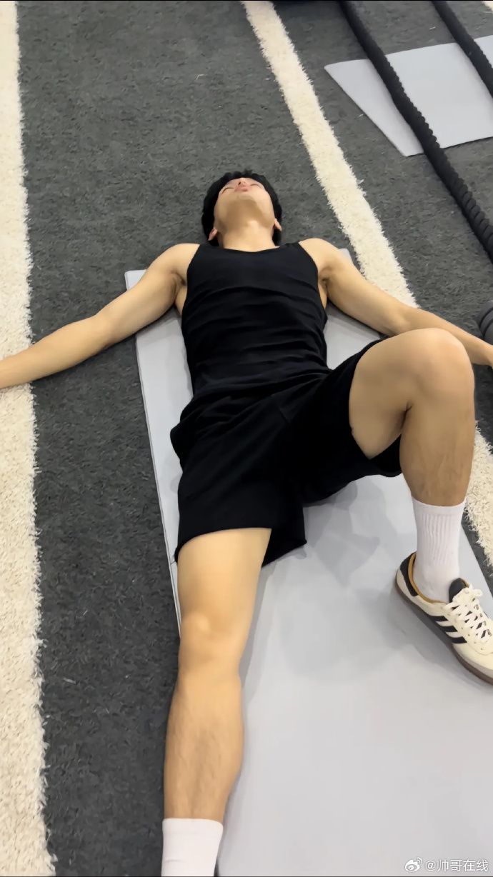 CHINESE腹肌体育生CUMSHOT探索中国腹肌体育生的CUMSHOT文化-第3张图片
