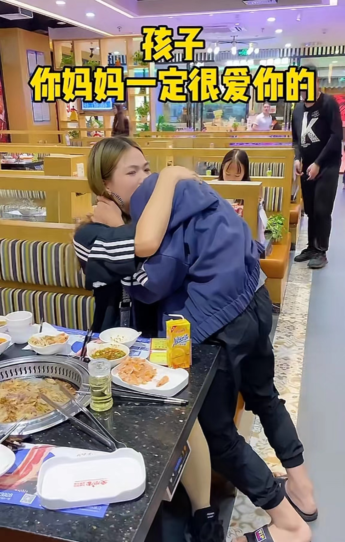 闺蜜和男朋友三个人吃饭尴尬闺蜜与男朋友三人吃饭尴尬-第1张图片