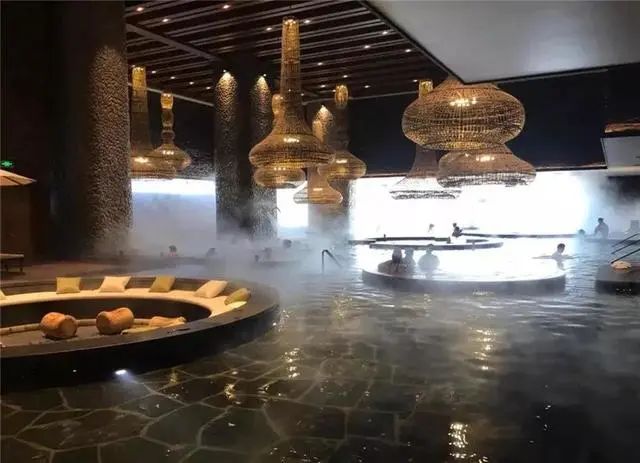 女澡堂里的男搓澡工，传统与现代的交织
