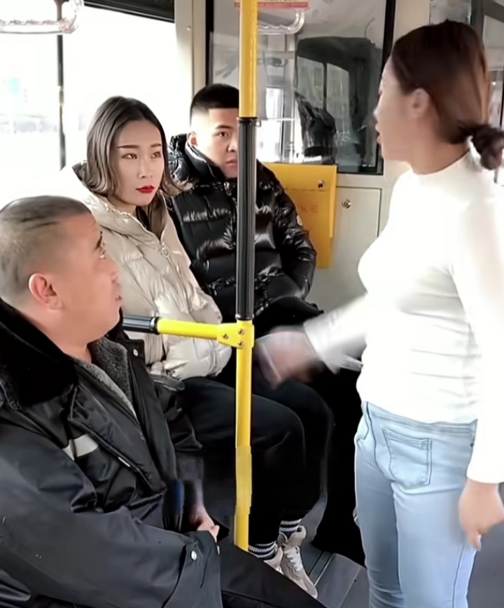 公交车上的尴尬遭遇-第2张图片
