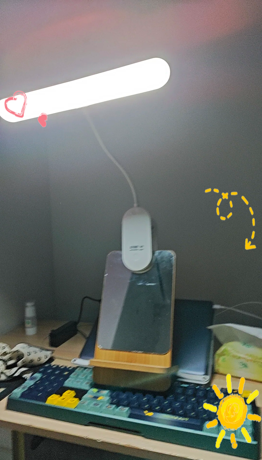 镜子中的结合处发出