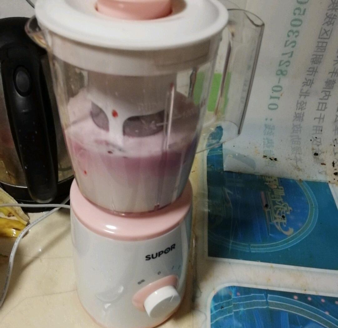 把草莓放里面榨成汁不能掉怎么办把草莓放入榨汁机中，将其榨成汁液，却不能轻易掉落的神奇体验-第1张图片