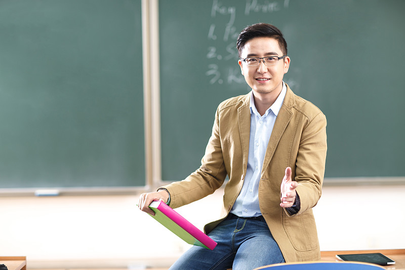 老师露出两个奶球让我吃奶头老师露出两个奶球让我吃奶头