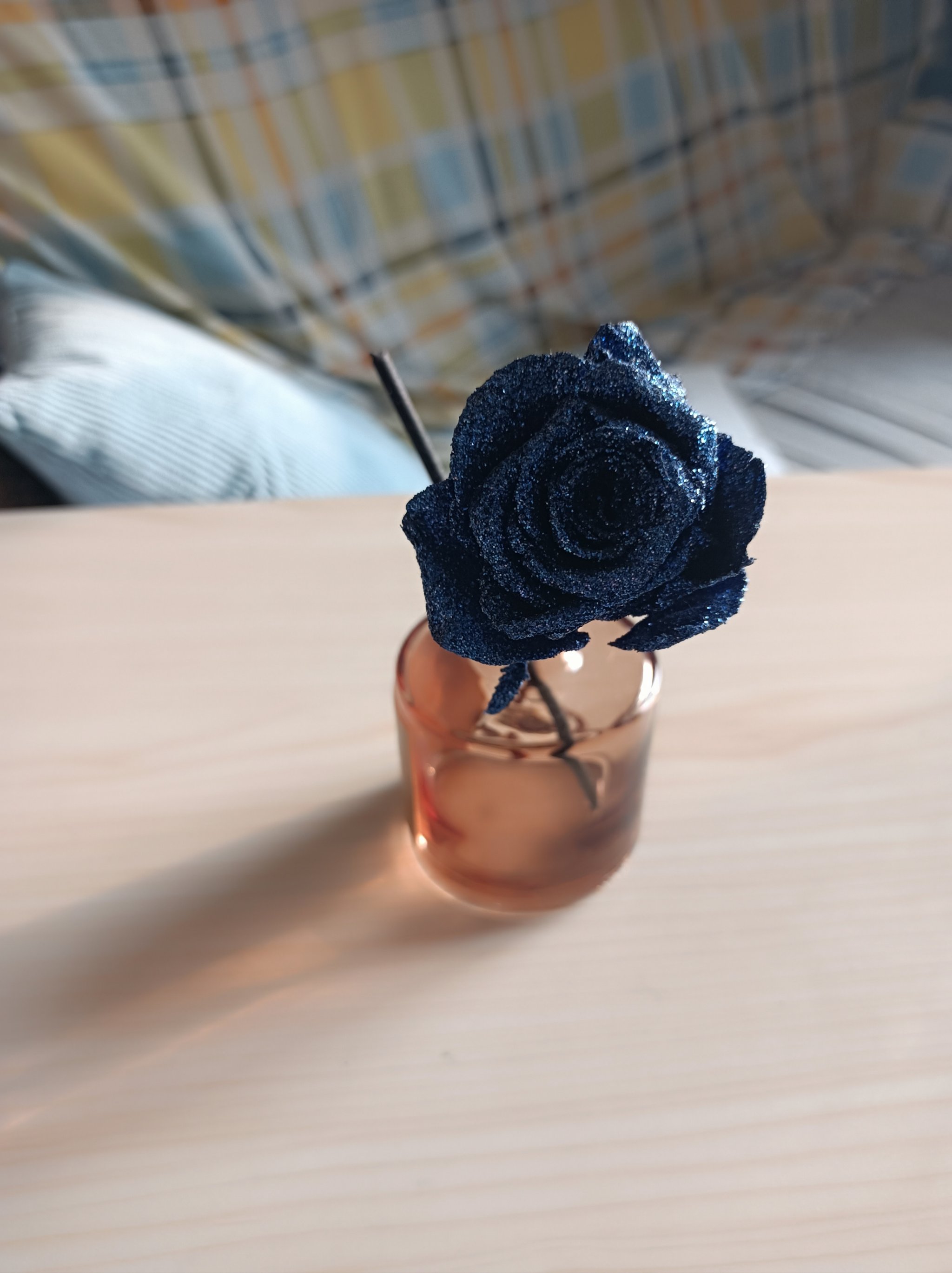 蓝色妖姬竟然是这样制作出来的视频蓝色妖姬，神秘制作背后的秘密-第2张图片