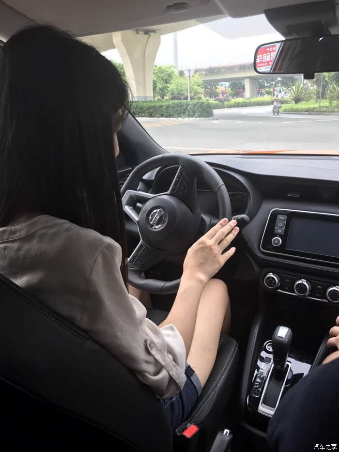 等不及在车里就开始了