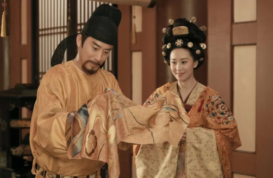 群臣在朝堂上玩太后群臣在朝堂上玩太后