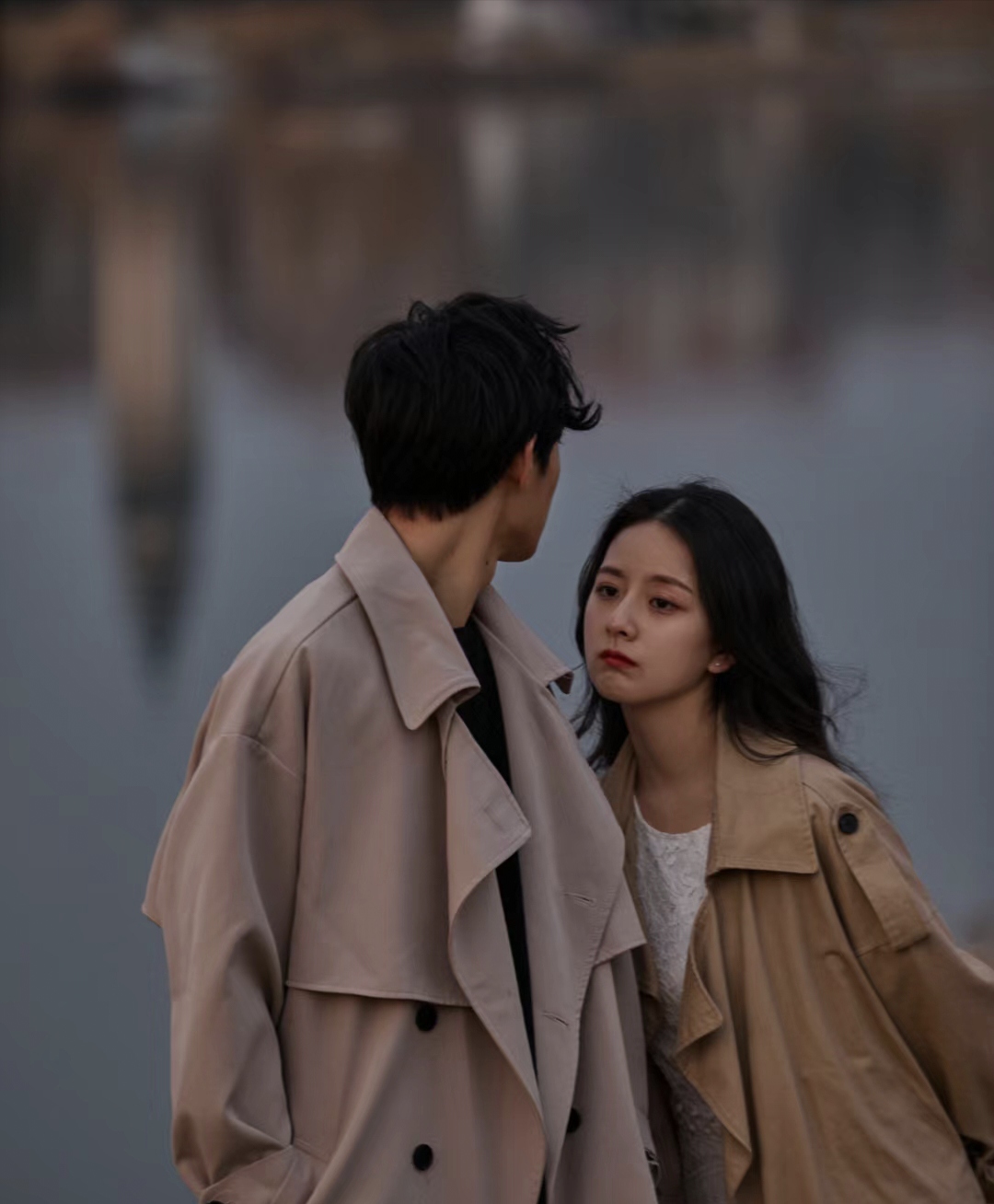 两个人一前一后中间两个人一前一后中间-第2张图片